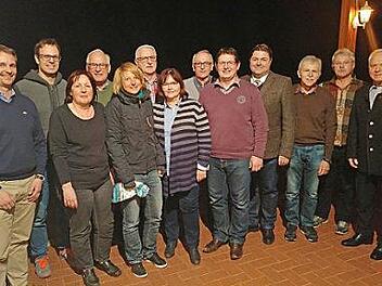 Der neu gewählte Vorstand des Tennisclubs Michelau mit dem neuen Vorsitzenden Christian Schütz (Fünfter von rechts)  Foto: Klaus Gagel