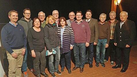 Der neu gewählte Vorstand des Tennisclubs Michelau mit dem neuen Vorsitzenden Christian Schütz (Fünfter von rechts)  Foto: Klaus Gagel