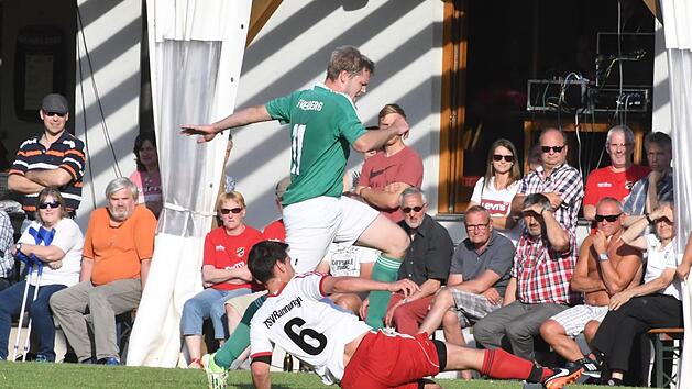 Hitzige Nachspielzeit: Ein Schuss von Riedenbergs James Galloway (hinten) wurde noch abgef&auml;lscht, danach verhinderte Rannungens Andreas Berninger (vorne) ein Kopfballtor von Stefan Wich. Fotos: Hopf