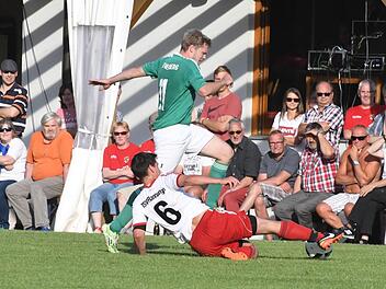 Hitzige Nachspielzeit: Ein Schuss von Riedenbergs James Galloway (hinten) wurde noch abgefälscht, danach verhinderte Rannungens Andreas Berninger (vorne) ein Kopfballtor von Stefan Wich. Fotos: Hopf