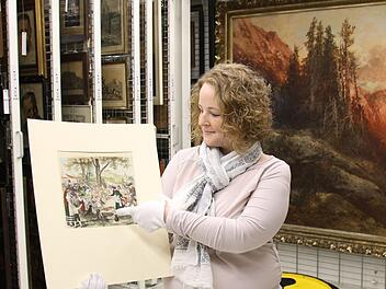 Typisch Coburg: Sogar an die Bratwurst hat der Künstler Gustav von Dornis gedacht. Volontärin Laura Jahn zeigt seinen Stich, der um 1870 entstanden ist. Er kam 1900 aus einer Schenkung in die städtischen Sammlungen.Ulrike Nauer