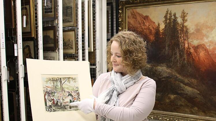 Typisch Coburg: Sogar an die Bratwurst hat der Künstler Gustav von Dornis gedacht. Volontärin Laura Jahn zeigt seinen Stich, der um 1870 entstanden ist. Er kam 1900 aus einer Schenkung in die städtischen Sammlungen.Ulrike Nauer
