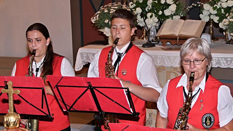 Mit ihren "singenden" Saxophonen begeisterten (von links) Miriam Pratsch, Maximilian Hofmann und Elke Pratsch von der Weisachtaler Blasmusik.Helmut Will