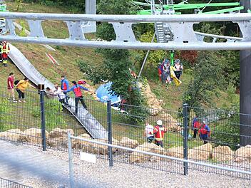 Die Pottensteiner Bergwacht befreite am Sonntag vier Passagiere aus den zwei Gondeln.  Foto: Markus Roider, dpa