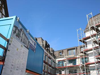 Anfang Oktober sollen die Gerüste verschwunden sein,  im Januar  wollen die ersten Bewohner ins Katharinenspital einziehen. Foto: Ekkehard Roepert
