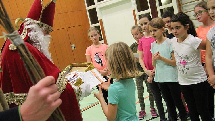 Für jedes Kind hatte der Nikolaus etwas dabei. Foto: Angelika Silberbach