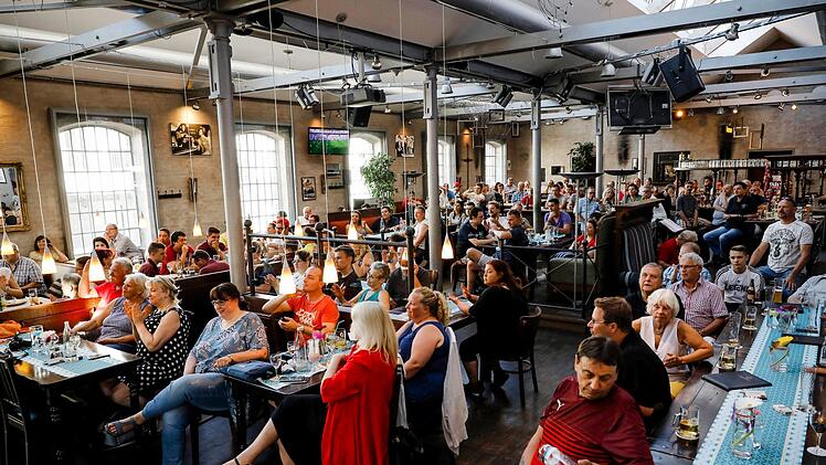 Etwa 150 Fans kamen in die Gaststätte Plückers im Ziegelbau neben der Bamberger Konzerthalle.