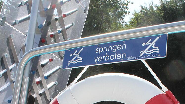 "Helft mir!",  sagte Ashley Hofmann (12) und schaute lustig durch den Rettungsring.