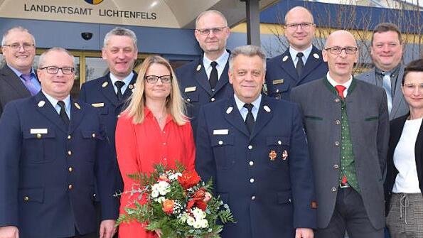 Engagierte sich in dreieinhalb Jahrzehnten weit &uuml;ber das normale Ma&szlig; und pr&auml;gte das Feuerwehrwesen ma&szlig;geblich mit: Kreisbrandmeister Thomas Hofmann (Sechster von links), der sein Amt zum 30. September aus gesundheitlichen Gr&uuml;nden niederlegte. F&uuml;r seine herausragenden Verdienste dankte ihm auch Landrat Christian Mei&szlig;ner (vorne, 2. v. re.). Fotos: Heidi Bauer/Landratsamt