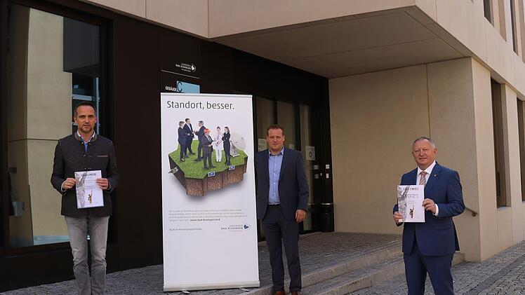 Jürgen Metz (von links), Geschäftsleiter und Abteilungsleiter Kreisangelegenheiten, Wirtschaftsförderer Frank Bernhard und Landrat Thomas Bold freuen sich, dass die Chancen wieder "Kommune des Jahres" zu werden gut stehen.  Foto: Moritz Hüfner