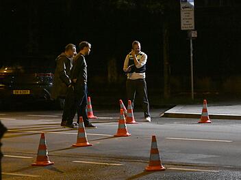 Frau sticht auf Menschen ein - Polizei erschießt sie