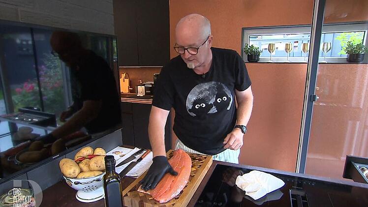 Liebevoll reibt Heiner sein Lachsfilet ein. Noch ist er zuversichtlich, dass ihm alles gelingen wird.