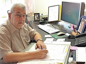 Nach 28 Jahren geht Erhard Schumacher als Leiter der Autobahnmeisterei Oberthulba in den Ruhestand. Mit seiner Frau wird er dann nach Iphofen umziehen. Foto: Günther Straub