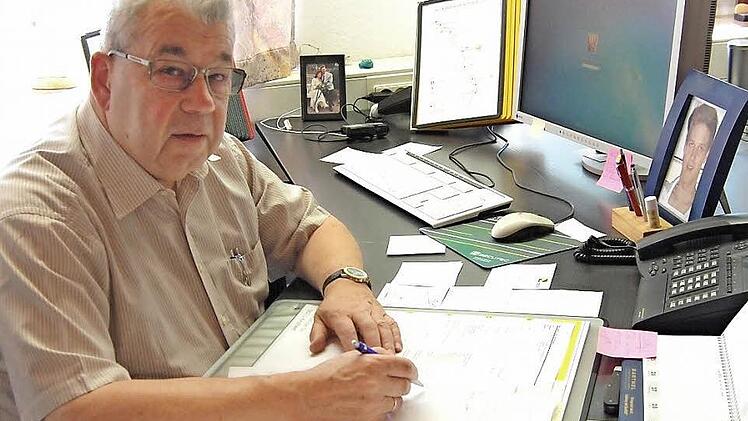 Nach 28 Jahren geht Erhard Schumacher als Leiter der Autobahnmeisterei Oberthulba in den Ruhestand. Mit seiner Frau wird er dann nach Iphofen umziehen. Foto: Günther Straub