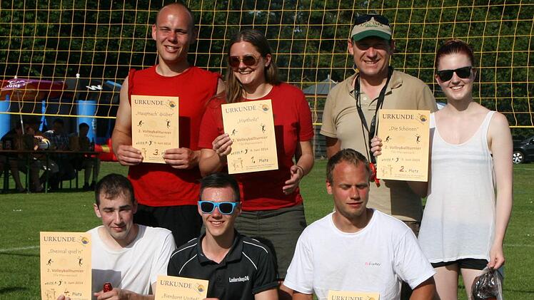 Die Spielführer des Freizeitturnieres nach der Siegerehrung durch Turnierleiter Hilmar Prinzbach (stehend, Zweiter von rechts), von links: Hauptsach drüber (3.), Hartholz (Turniersieger), Die Schönen (2.), kniend von links Dreimal spiel'n (4.), Bierdurst United (5.), Thorstens (6.).