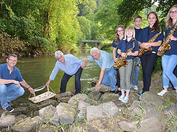 Norbert Borst (Ortssprecher Nickersfelden und Gemeinderat), Bürgermeister Helmut Back, Helmut Lapp (Projektkoordinator Saale-Musicum); auf dem Bild zu sehen sind außerdem einige Nachwuchsmusiker der Steinacher Musikanten.  Fotos: Björn Hein