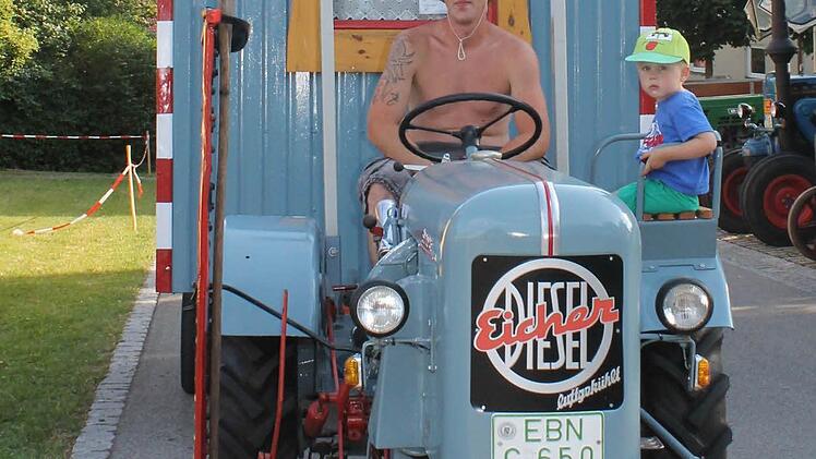 Ingo Ruhland und Sohn Tim reisten schon am Samstag mit dem Eicher an, um im umgebauten Bauwagen zu übernachten.