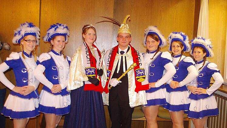 Das neue Steinberger Prinzenpaar Anna I. und Sebastian II. mit der großen Prinzengarde  Foto: Heike Schülein