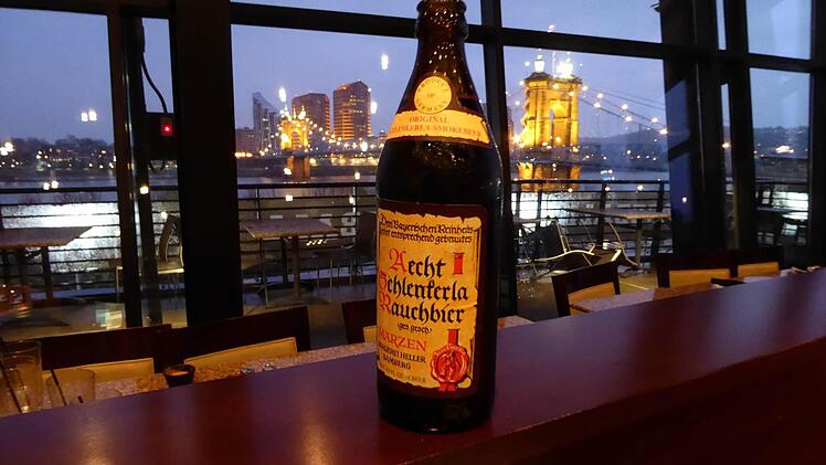 Vom Lokal aus, das ein fränkischer Auswanderer im 19. Jahrhundert in Cincinnati gründete, sieht man die Suspension Bridge. Natürlich gibt's hier auch "Aecht Schlenkerla Rauchbier". Foto: pr