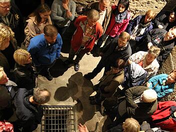Das Interesse an gruseligen Geschichten aus Kronach war groß. Bei gleich zwei Führungen blickten die Teilnehmer in menschliche Abgründe Foto: Mariell Dörrschmidt