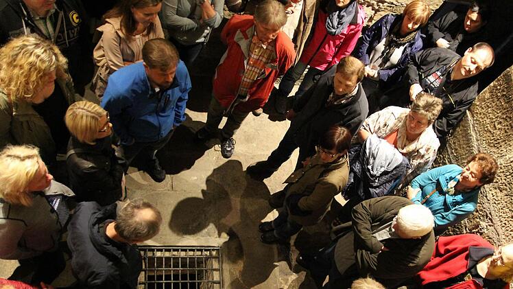 Das Interesse an gruseligen Geschichten aus Kronach war groß. Bei gleich zwei Führungen blickten die Teilnehmer in menschliche Abgründe Foto: Mariell Dörrschmidt