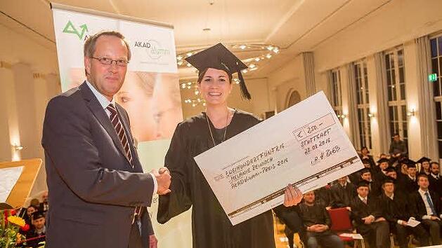 Melanie Reinisch erh&auml;lt von Prof. Dr. Wolfgang Bohlen von der AKAD University den Preisscheck. Foto: Ina Debald