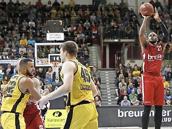 Während sich die Ludwigsburger Johannes Thiemann und Jack Cooley um Vladimir Veremeenko kümmern, kommt Darius Miller (v.l.) völlig frei zum Wurf. Der US-Amerikaner war im Hinspiel mit 13 Punkten bester Werfer der Bamberger. Foto: Daniel Löb