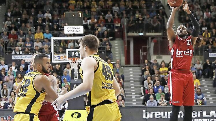 Während sich die Ludwigsburger Johannes Thiemann und Jack Cooley um Vladimir Veremeenko kümmern, kommt Darius Miller (v.l.) völlig frei zum Wurf. Der US-Amerikaner war im Hinspiel mit 13 Punkten bester Werfer der Bamberger. Foto: Daniel Löb