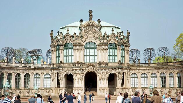 An sch&ouml;nen Tagen lockt der Hof des Zwingers Besucher und Einheimische in gro&szlig;er Zahl an. Doch auch die Ausstellungen in den R&auml;umen sind faszinierend.  Foto: Christian Dijkstal
