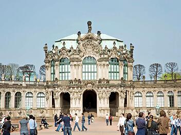 An schönen Tagen lockt der Hof des Zwingers Besucher und Einheimische in großer Zahl an. Doch auch die Ausstellungen in den Räumen sind faszinierend.  Foto: Christian Dijkstal