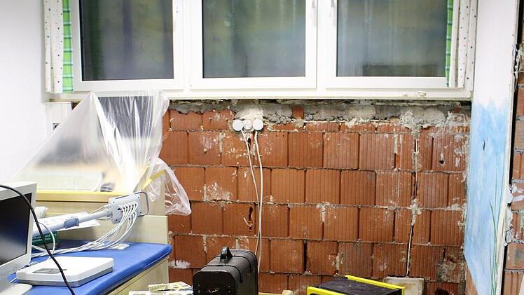 Die Schäden an Haus und Inventar der Hausarztpraxis Dres. Nelkenstock, Hagitte und Abert sind immens. Die gesamte Belegschaft hilft beim Umzug in die Klinik. Foto: Julia Raab