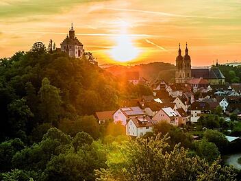 Sonnenaufgang  über Gößweinstein  zwischen  Burg und Basilika - das Motiv für den Monat August.Frank Schneider