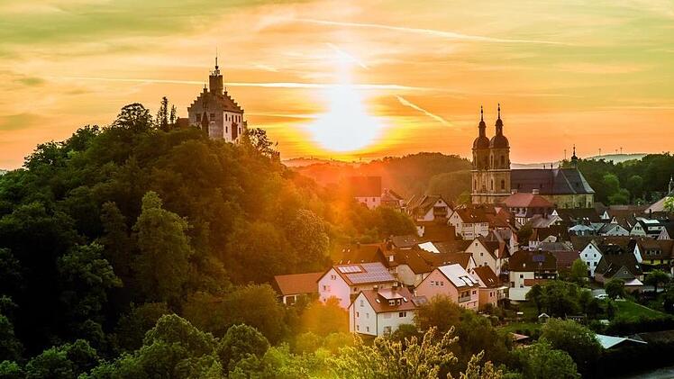 Sonnenaufgang  über Gößweinstein  zwischen  Burg und Basilika - das Motiv für den Monat August.Frank Schneider