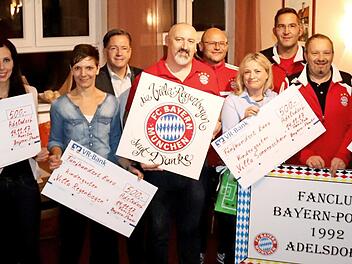 Sabrina Rühl, Sabrina Lang, Marina Fleischmann, Karsten Fischkal, Frank Hauke, Alfred Weller, Bettina Waber, Bernd Brehm, Peter Zöbelein und Rita Weller (v. l.) bei der Scheckübergabe Foto: Johanna Blum