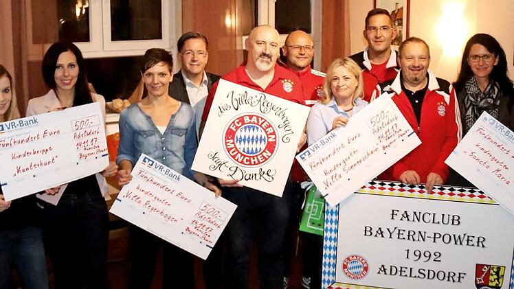 Sabrina Rühl, Sabrina Lang, Marina Fleischmann, Karsten Fischkal, Frank Hauke, Alfred Weller, Bettina Waber, Bernd Brehm, Peter Zöbelein und Rita Weller (v. l.) bei der Scheckübergabe Foto: Johanna Blum