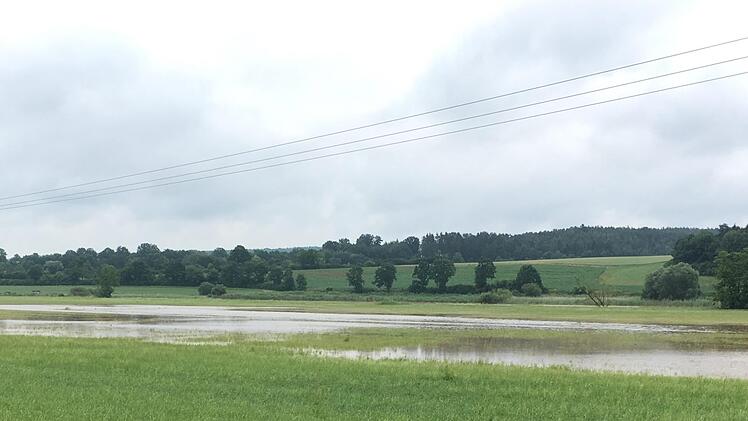Seen, die  keine sind, sondern nur Wasser, das der Boden nicht verkraftete beim Unwetter am Montag, hier der Bereich bei WolfsbachFoto: Anette Schreiber.