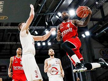 Tyrese Rice, der hier gegen Rasta-Vechta Philipp Herkenhoff zum Korb zieht, rettete die Bamberger im ersten Heimspiel in die Verlängerung. Am Dienstagabend  muss das Brose-Team abermals den Heimvorteil nutzen, um ein fünftes Spiel zu erzwingen. Foto: Daniel Löb