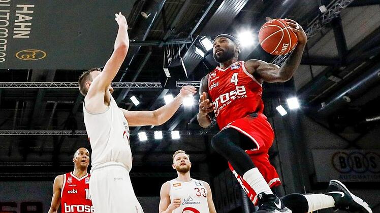 Tyrese Rice, der hier gegen Rasta-Vechta Philipp Herkenhoff zum Korb zieht, rettete die Bamberger im ersten Heimspiel in die Verlängerung. Am Dienstagabend  muss das Brose-Team abermals den Heimvorteil nutzen, um ein fünftes Spiel zu erzwingen. Foto: Daniel Löb