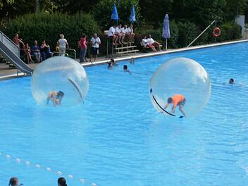 Mit allerlei Zusatzangeboten sorgte die "Lange Freibadnacht" f&uuml;r viel Spa&szlig; im und am Becken.  Fotos: Udo Billen