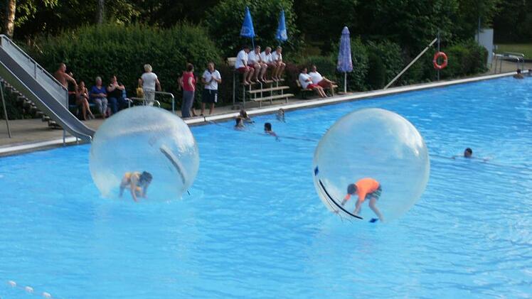 Mit allerlei Zusatzangeboten sorgte die "Lange Freibadnacht" f&uuml;r viel Spa&szlig; im und am Becken.  Fotos: Udo Billen