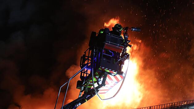 Das Feuer breitete sich im mehrstöckigen Haus rasant aus. Foto: Bodo Schakow/dpa