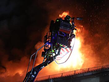 Das Feuer breitete sich im mehrstöckigen Haus rasant aus. Foto: Bodo Schakow/dpa