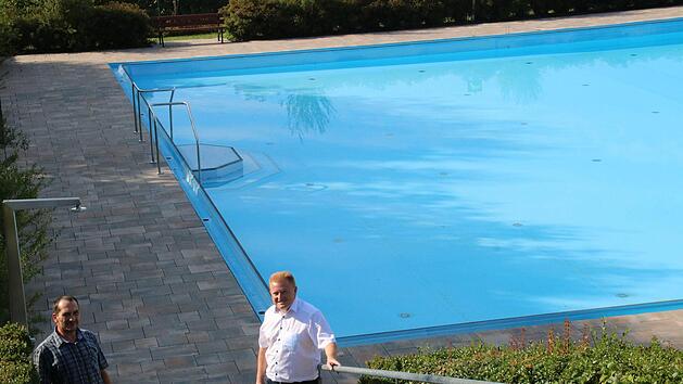 Trotz Corona ist B&uuml;rgermeister Matthias Klement (Bildmitte) mit der  Badesaison im Ma&szlig;bacher Freibad halbwegs zufrieden. Links Bademeister Nuri  G&uuml;l. Foto: Dieter Britz