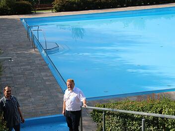 Trotz Corona ist Bürgermeister Matthias Klement (Bildmitte) mit der  Badesaison im Maßbacher Freibad halbwegs zufrieden. Links Bademeister Nuri  Gül. Foto: Dieter Britz