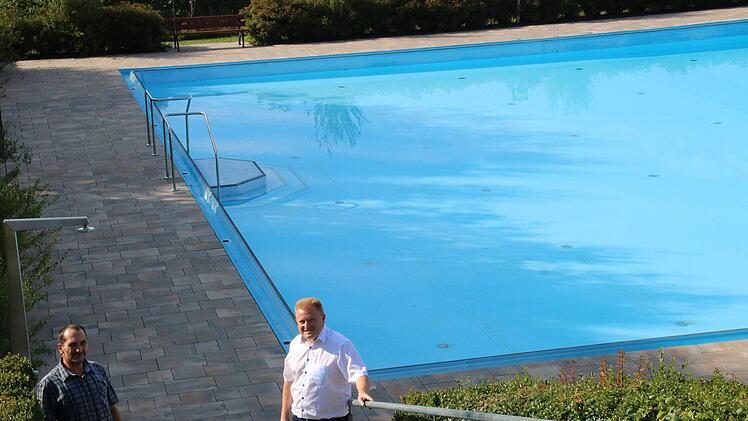 Trotz Corona ist Bürgermeister Matthias Klement (Bildmitte) mit der  Badesaison im Maßbacher Freibad halbwegs zufrieden. Links Bademeister Nuri  Gül. Foto: Dieter Britz