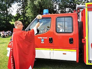 Pfarrvikar Christian Montag segnet das Fahrzeug.