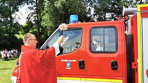 Pfarrvikar Christian Montag segnet das Fahrzeug.