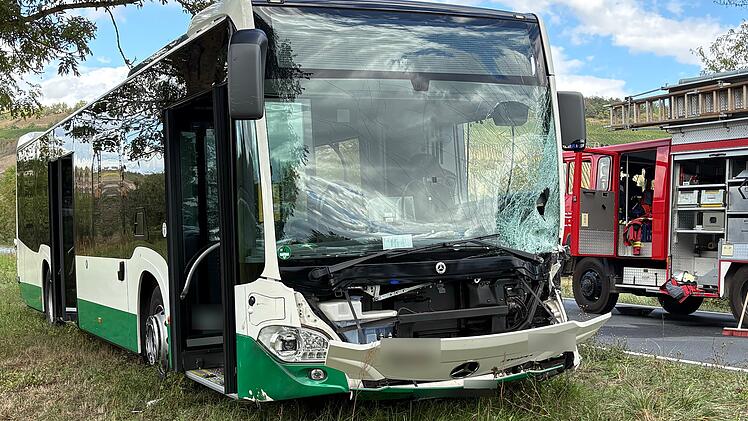 B27 bei Th&uuml;ngersheim: Frau stirbt bei Frontalcrash zwischen Pkw und Bus