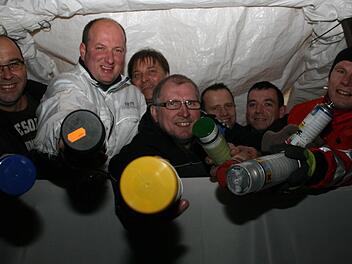Auch bei der Gestaltung des Faschingswagens treiben es die Mitglieder des Männerballetts der Faschingsgesellschaft Stadtsteinach bunt. Unser Bild zeigt (von links) Uwe Ehrhardt, Stefan Hessner, Volker Wochele, Ronald Geier, Markus Hempfling, Benjamin Geier und Tobias Titze.  Foto: Matthias Beetz