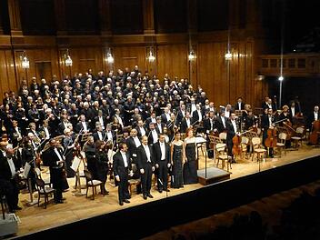 Überbordend die Menge der Beteiligten auf der Bühne des Max-Littmann-Saals, überwältigend das musikalische Erlebnis bei Giuseppe Verdis ‚Messa da Requiem‘ unter der Stabführung von Burkhard Ascherl